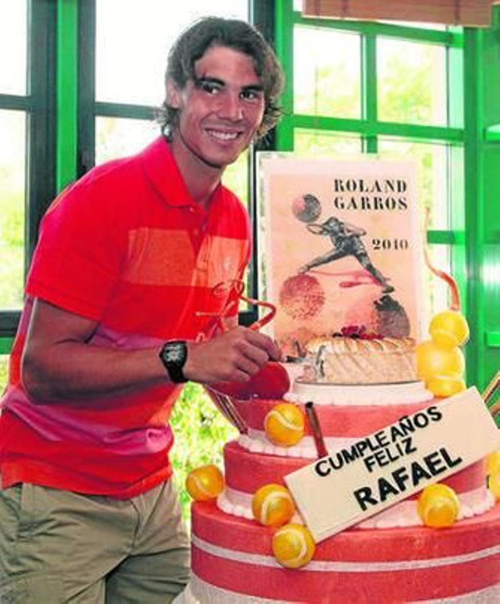 Nadal posa con la tarta de su 24 cumpleaños en Roland Garros.
