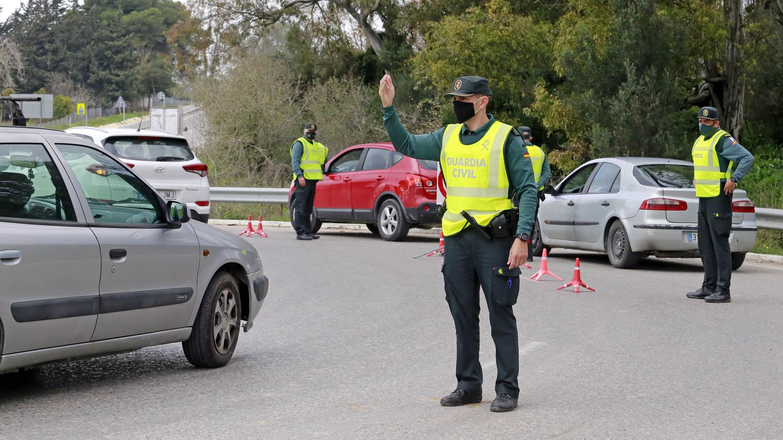 Coronavirus: control perimetral de la Guardia Civil en la rotonda de Estella