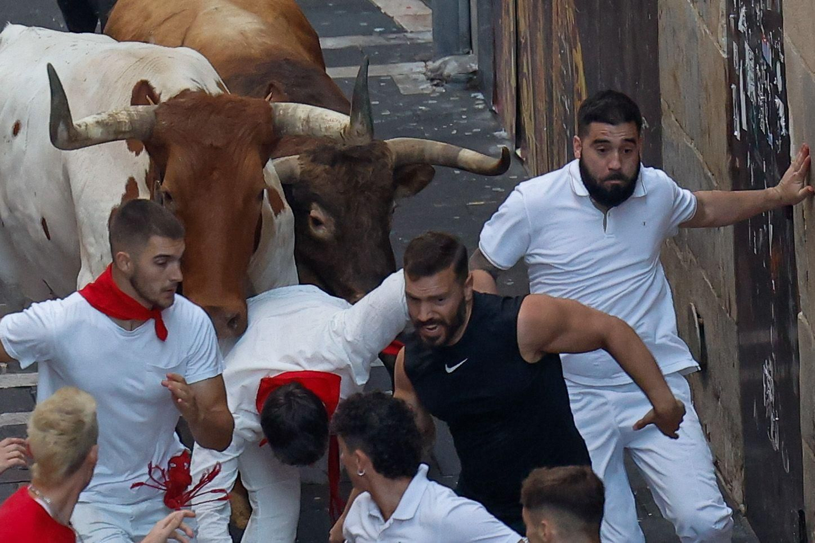 La bravura de Tarifa se hace notar en Pamplona: tres heridos en un encierro con toros de La Palmosilla