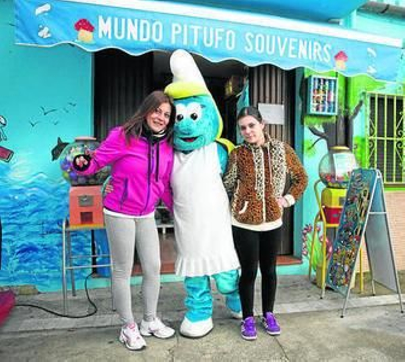 Varias personas se divierten junto al lugar para hacerse fotos en La tienda de Milagros.