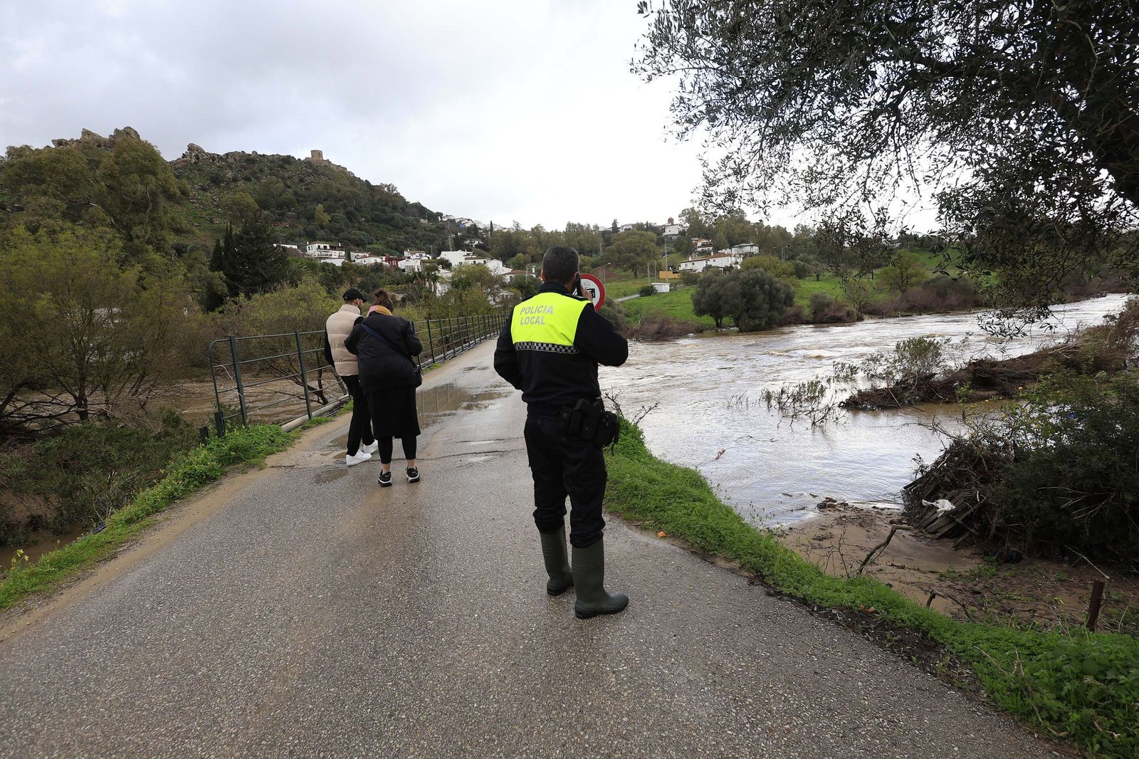 Jimena aguarda una madrugada en vilo ante la previsión de más lluvias por las borrascas Joseph y Kristin