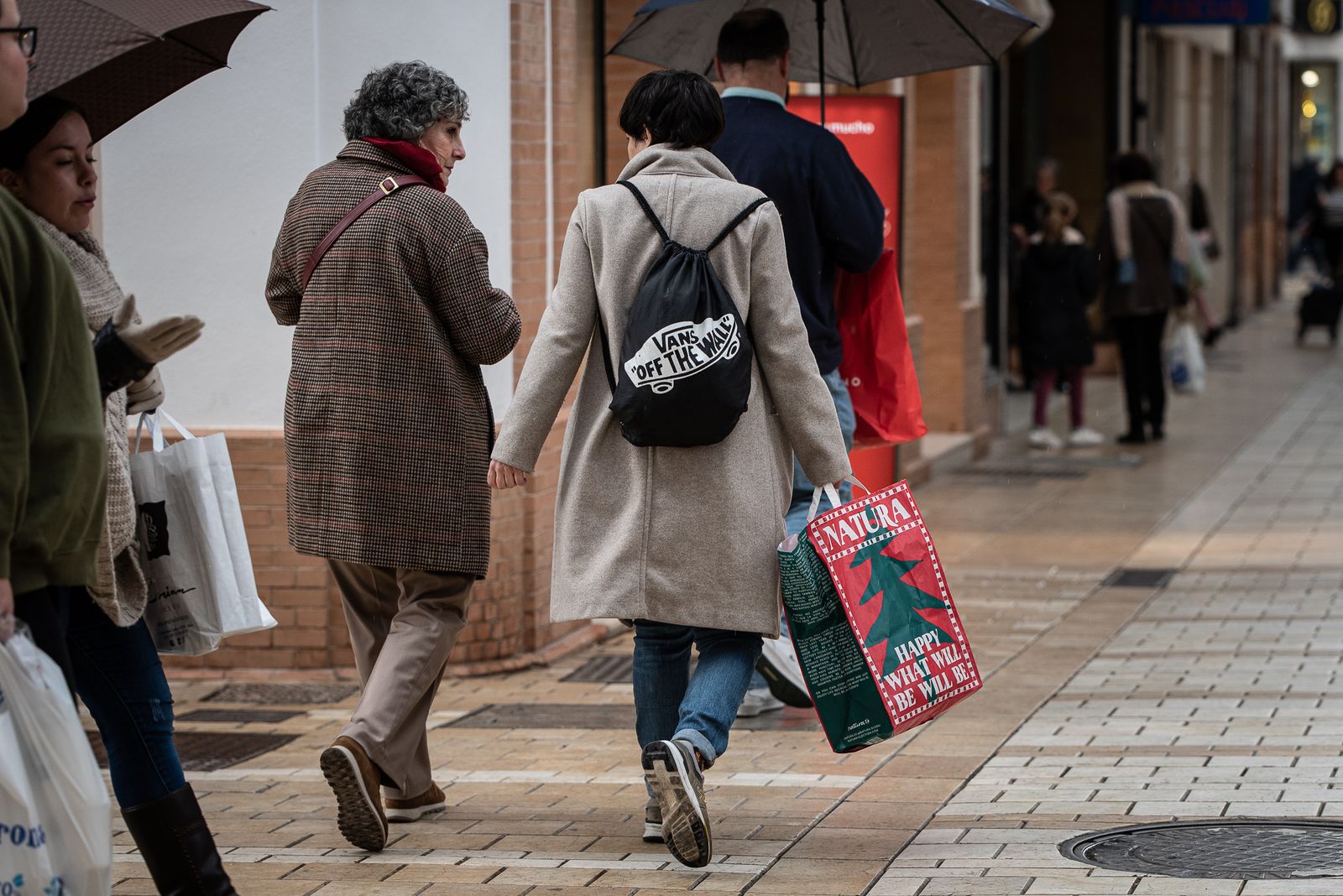 Imágenes del primer día de rebajas en los comercios de Huelva