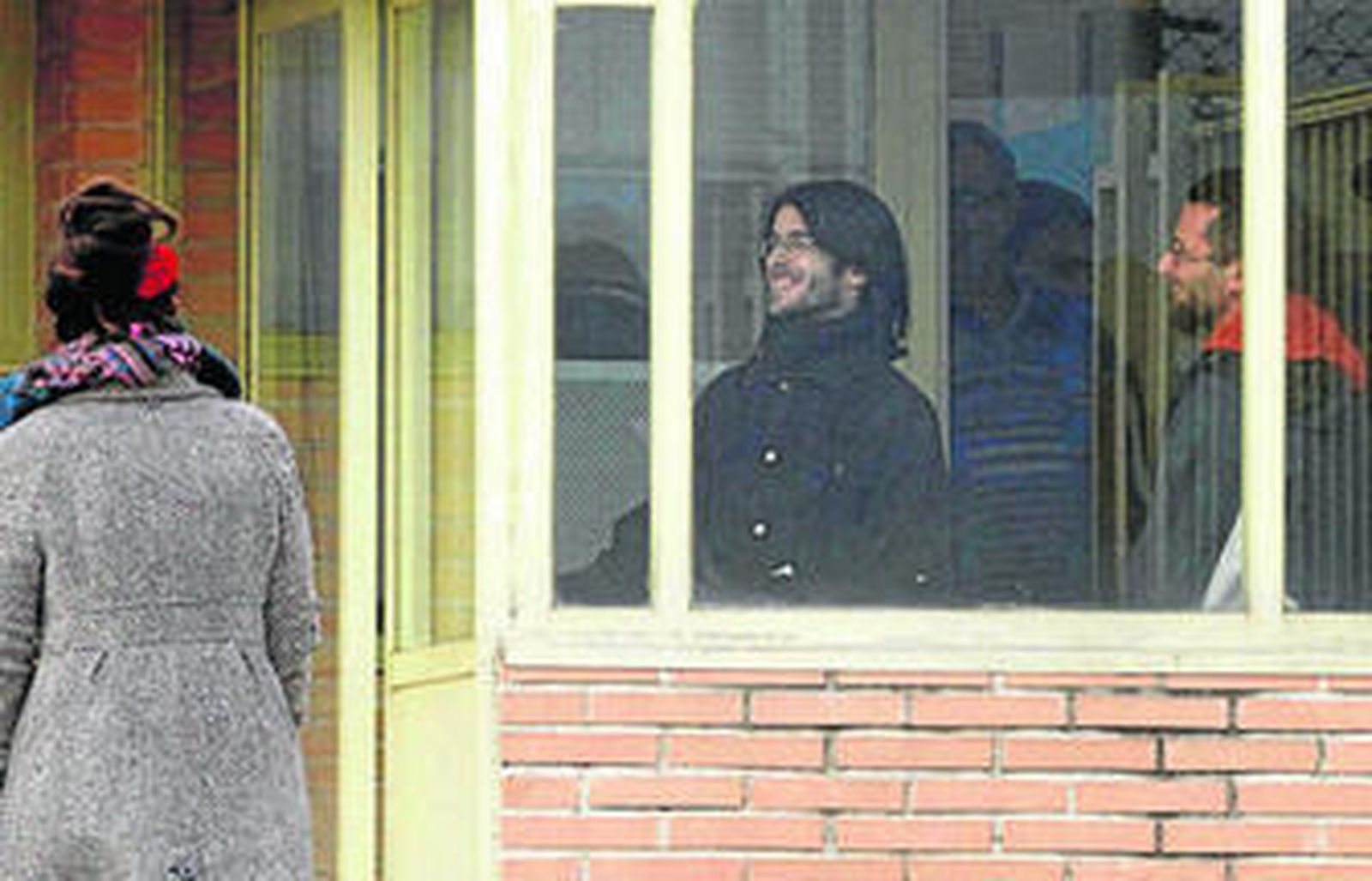 El titiritero granadino Alfonso Lázaro, ayer a su salida de prisión junto a su compañero Raúl García.