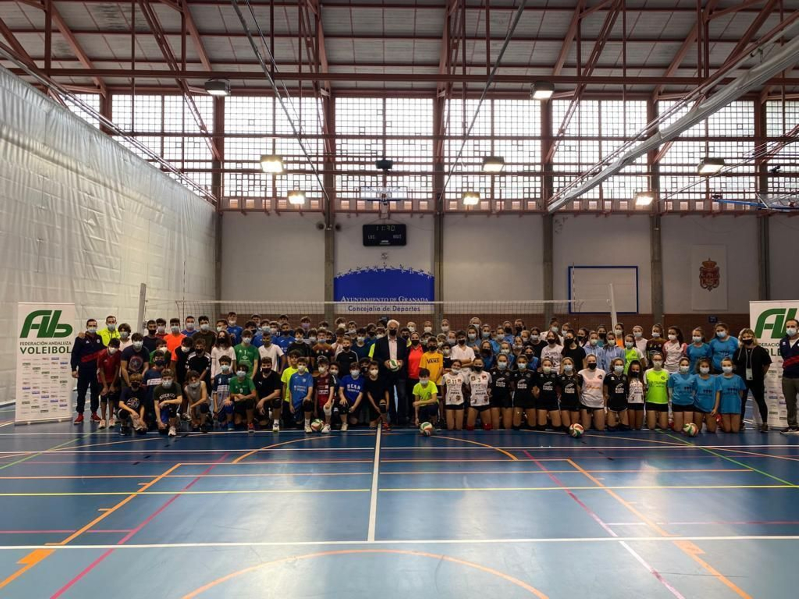 Los participantes posan en el Complejo Deportivo Aynadamar.