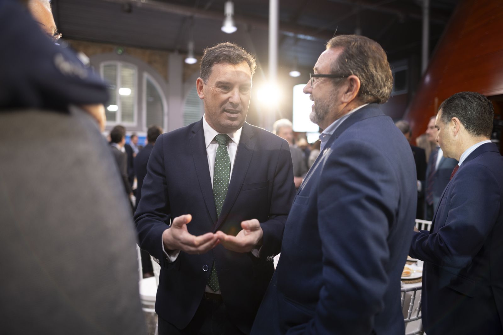 Imágenes de la recepción de los invitados al desayuno-coloquio con Jorge Paradela en el Foro Joly Andalucía