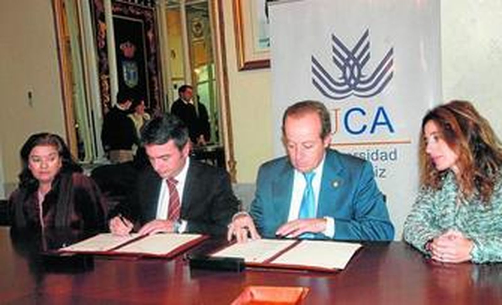 El rector de la UCA y el decano del Colegio de Abogados firmando el pasado mes de diciembre el acuerdo para la realización del máster.