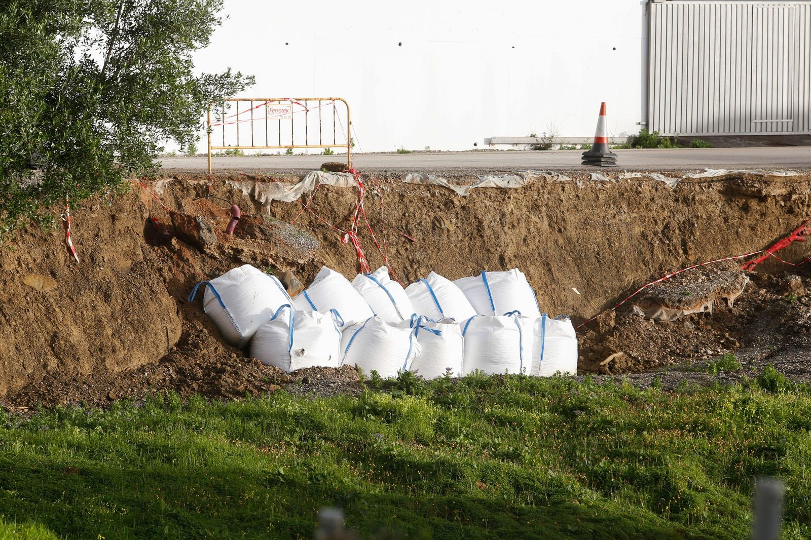Las fotografías de los desprendimientos en varias calles de la urbanización El Faro, en Algeciras