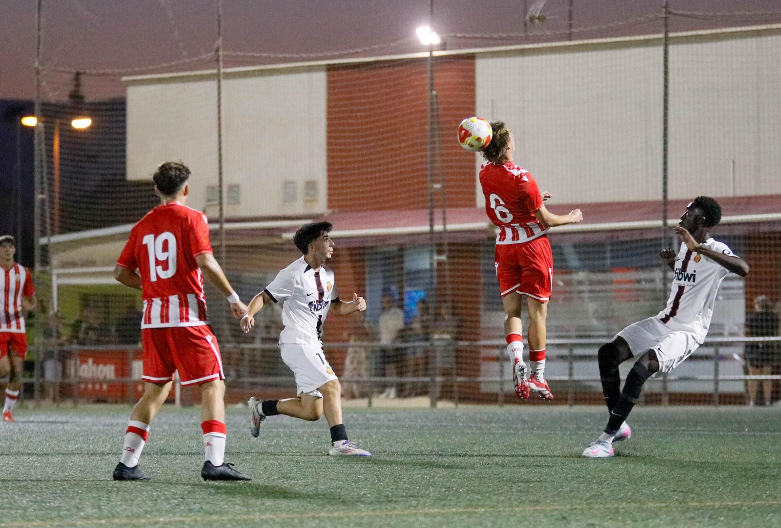 Un jugador del conjunto rojiblanco cabecea un balón durante un encuentro del Trofeo de Feria de La Cañada de este verano.