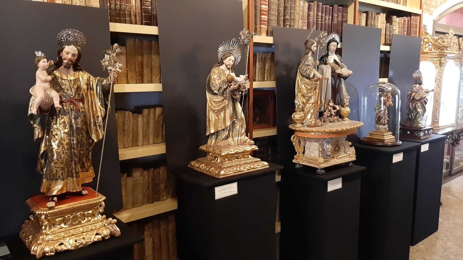 Varias tallas de San José en el museo del convento del Santo Ángel.