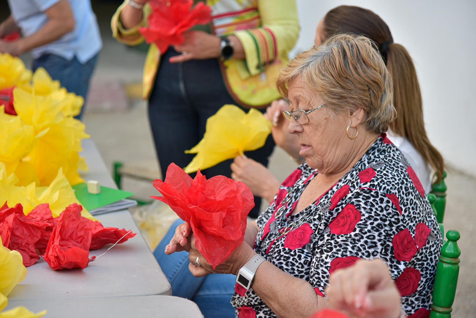 Confección de flores para los carros de Emigrantes.