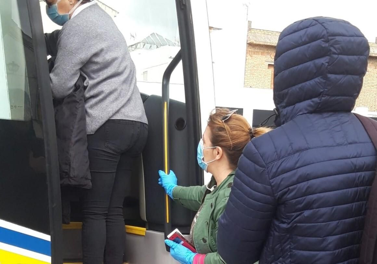 Numerosos sanitarios de Trebujena cogen cada día el llamado Bolebús para trabajar en los hospitales de Sevilla.