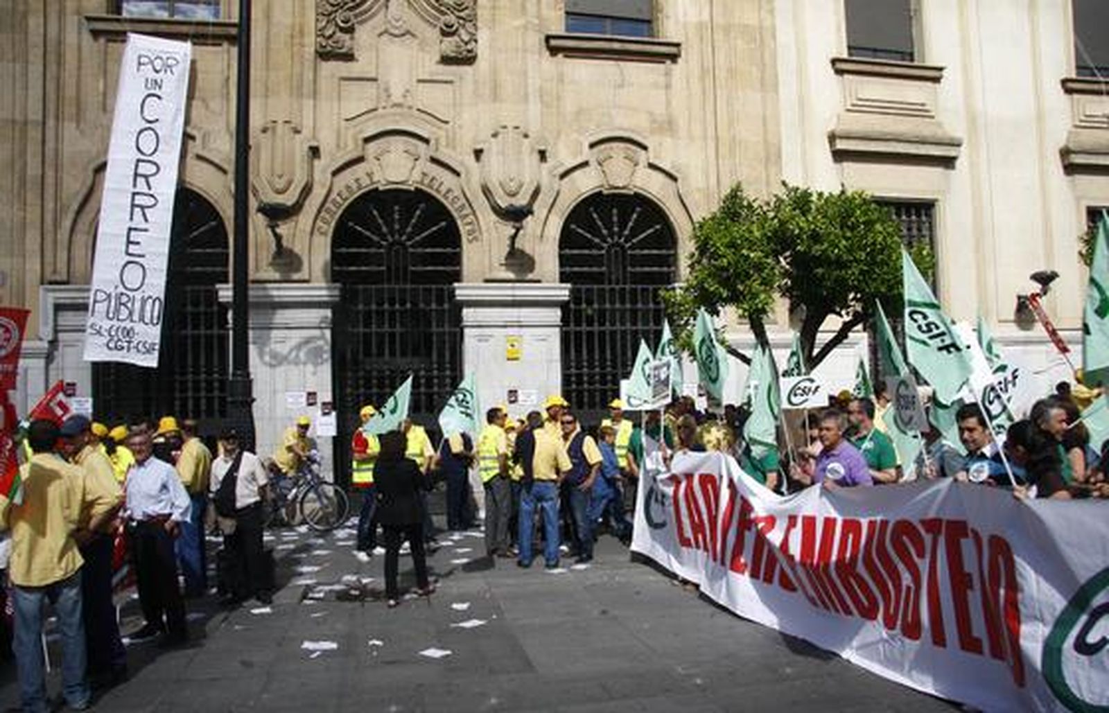 Los manifestantes sujetan una pancarta con el lema "Zapatero, embustero". 

Foto: B. Vargas