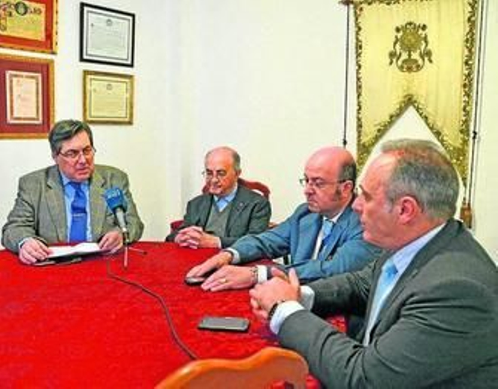 Castell, Romero, De Mora y Pérez, ayer, en la sede del Crucifijo.