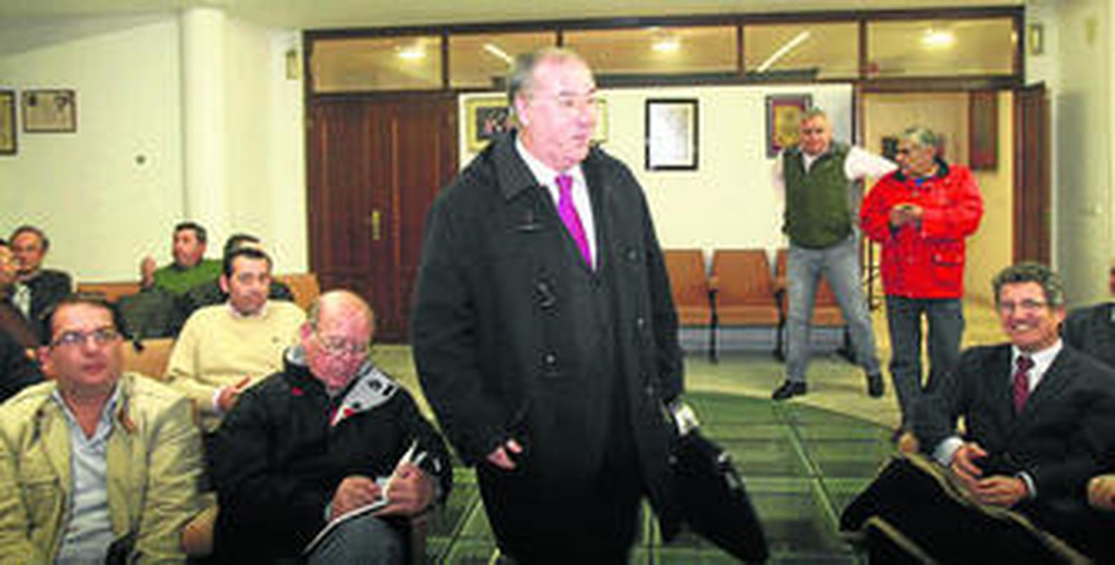El presidente del Consejo, Antonio González García, llegando ayer al salón de actos de la casa hermandad de la Misericordia donde se celebró el pleno.
