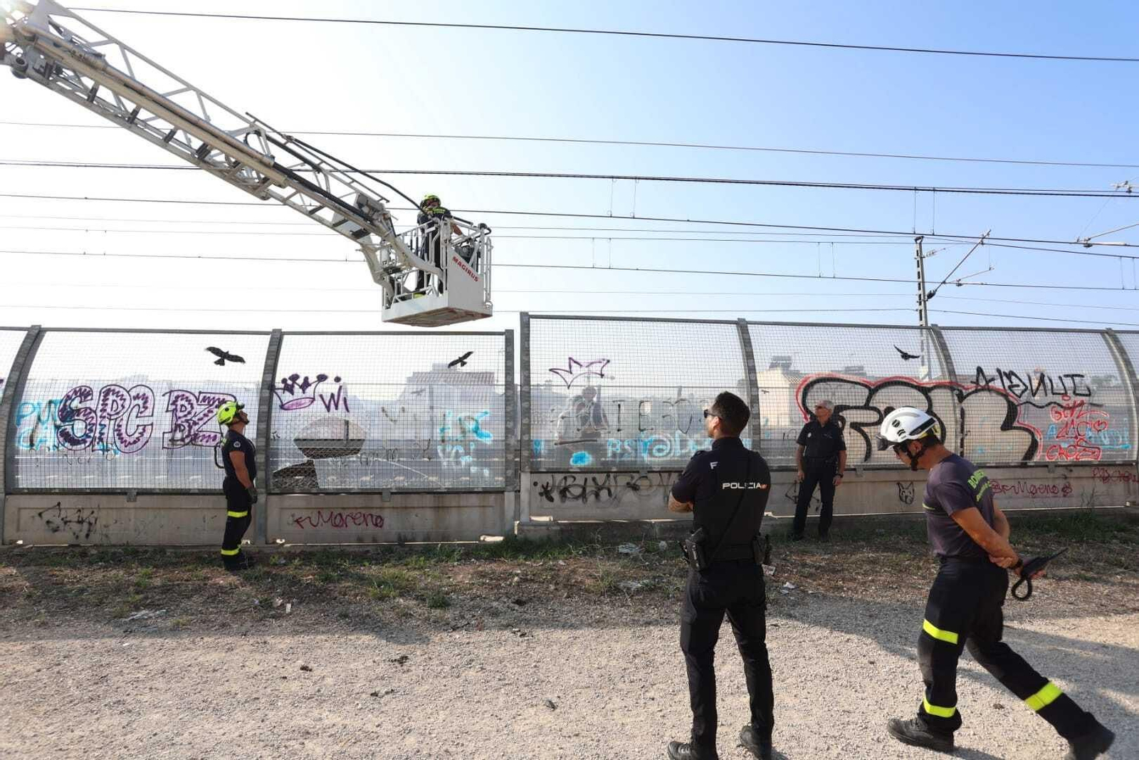 Rescate de un anciano desorientado en las vías del tren