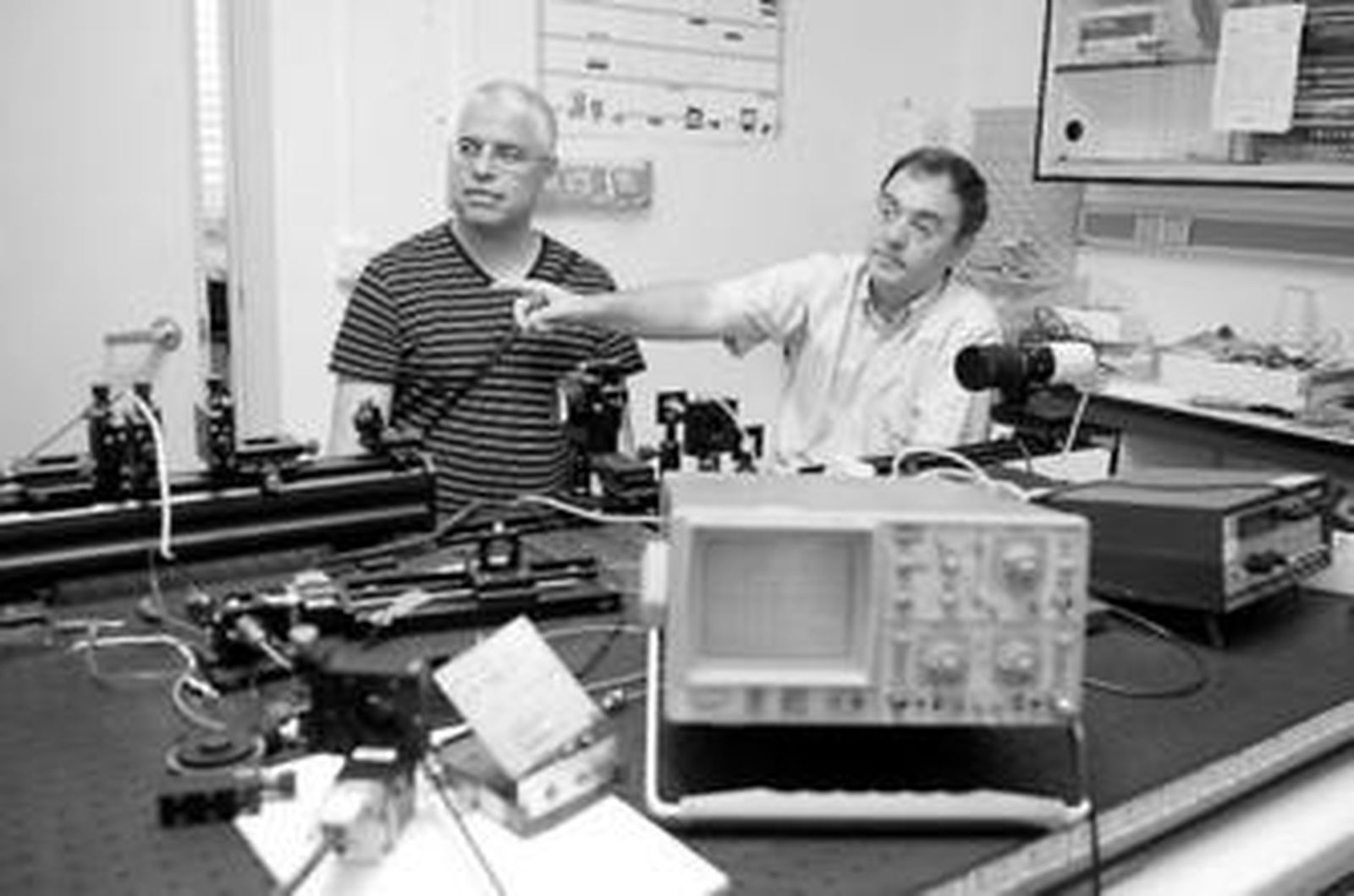 Iván Suárez, miembro del grupo de investigación y el profesor Antonio Fernández Barbero.