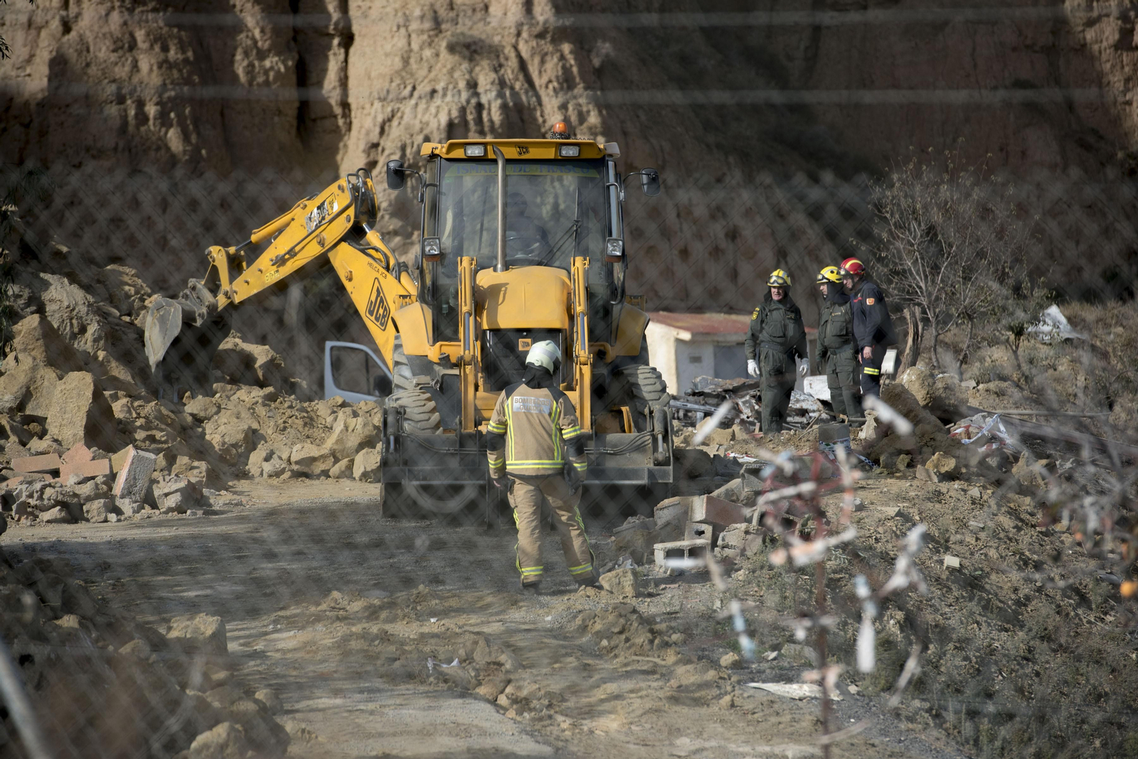 Una excavadora limpia de escombros los restos de la explosión de la pirotecnia de 2018
