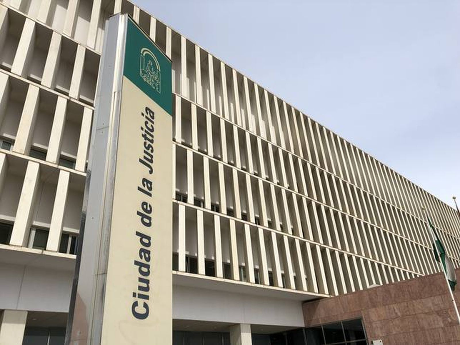 Confirman condena a tres personas por tener más de 100 perros en estado "deplorable" y de abandono