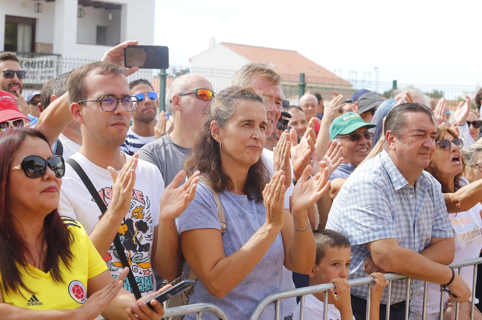 Gran ambiente en Aracena para ver la salida de la Vuelta Ciclista a España, en imágenes