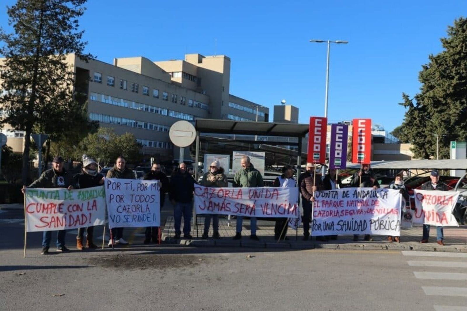 Manifestación de vecinos de Cazorla a las puertas del Hospital de Úbeda.