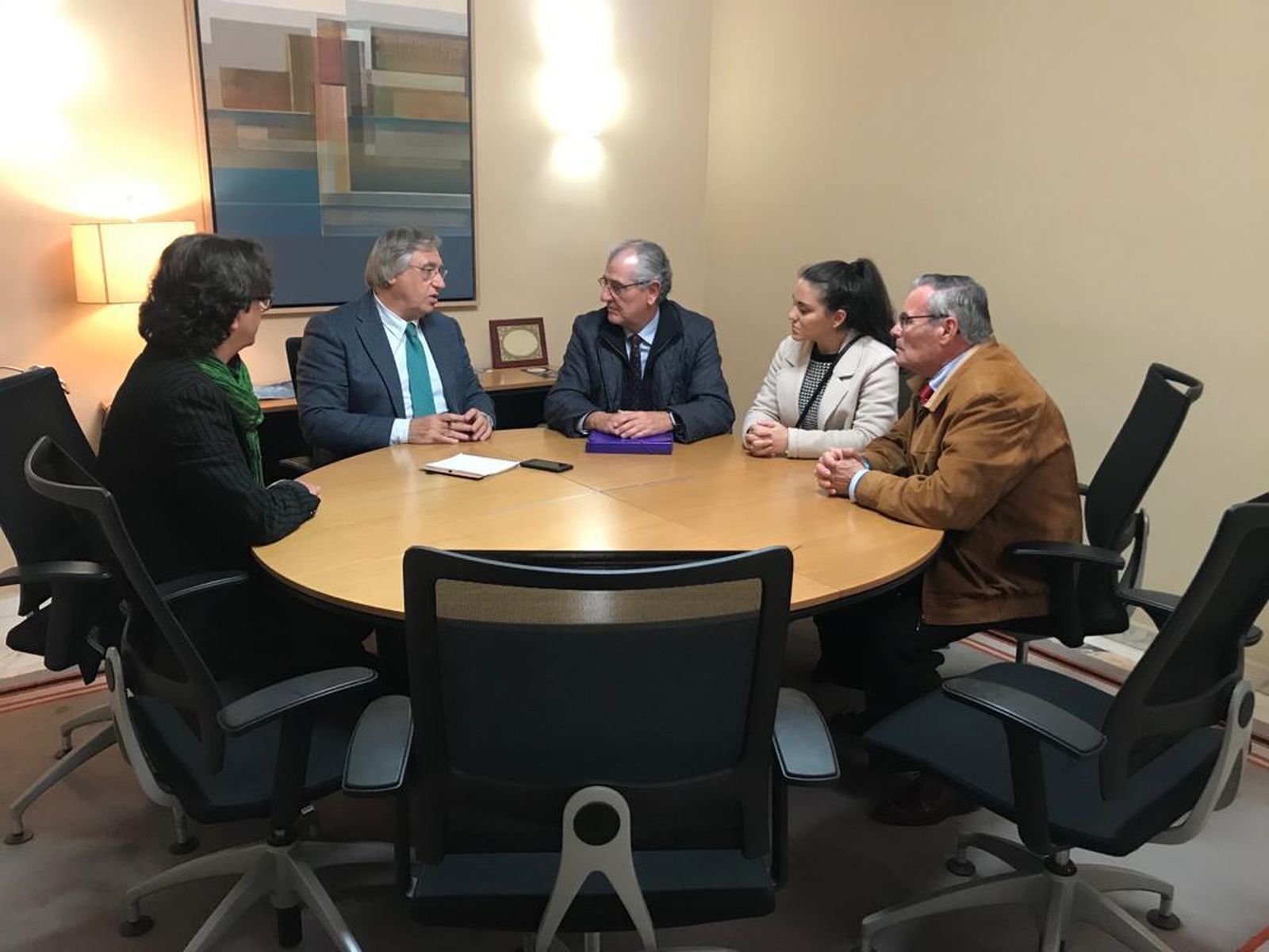 Reunión de Francisco Camas con la junta directiva de la Hermandad de Las Tres Caídas.