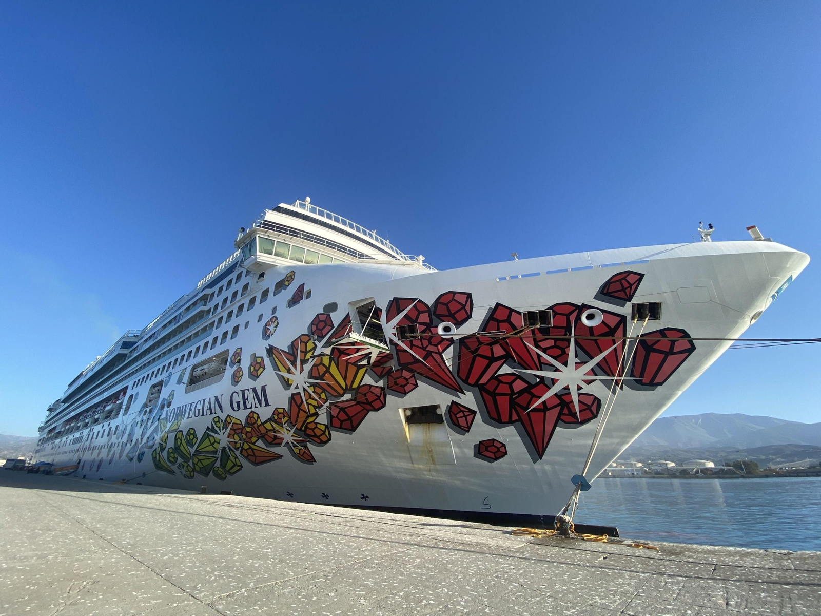 El crucero atracado en la dársena de Motril El crucero atracado en la dársena de Motril