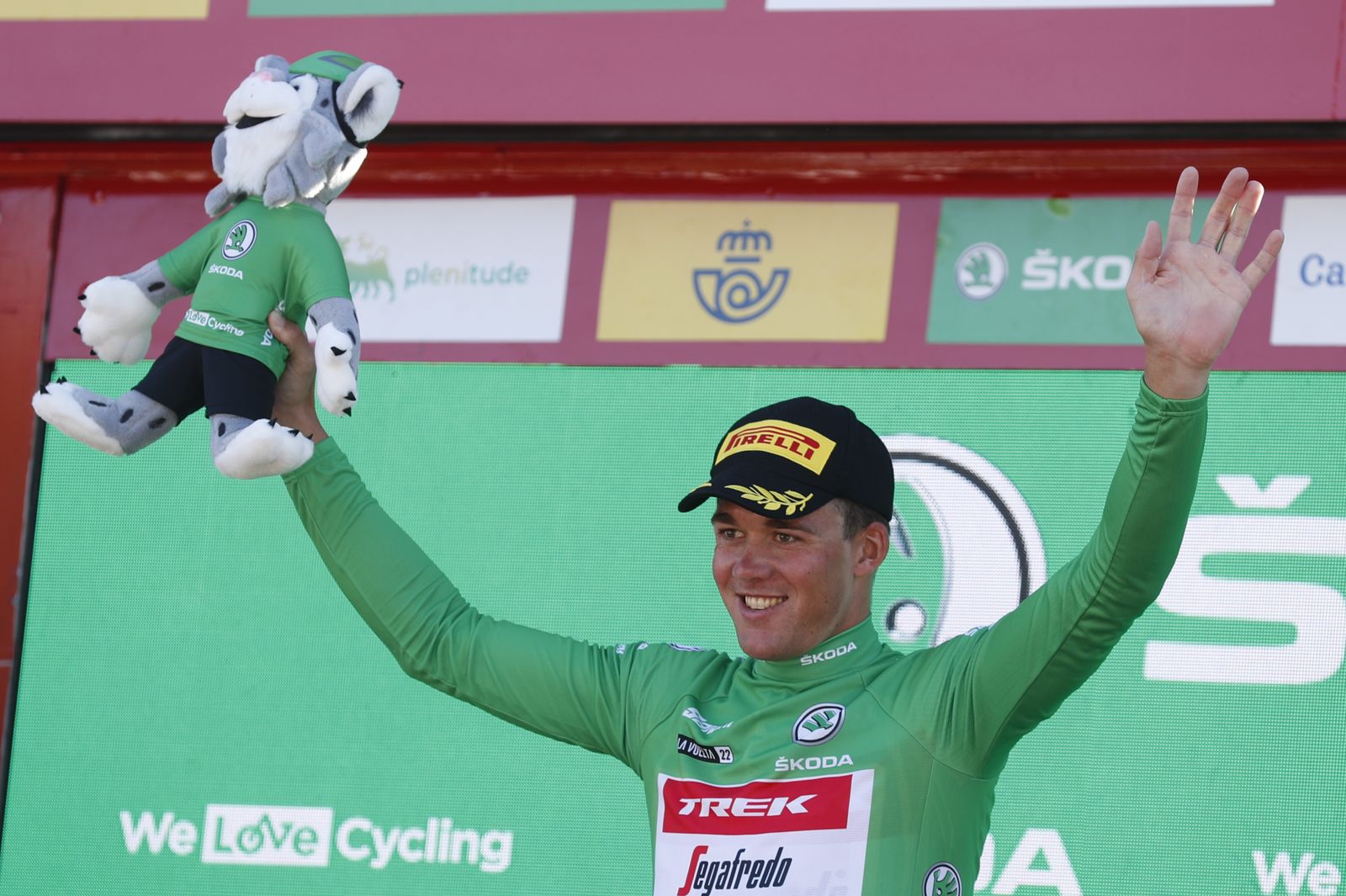 El ciclista danés Mads Pedersen celebra en el podio la victoria en la decimosexta etapa de la Vuelta a España, entre Sanlúcar de Barrameda y Tomares.