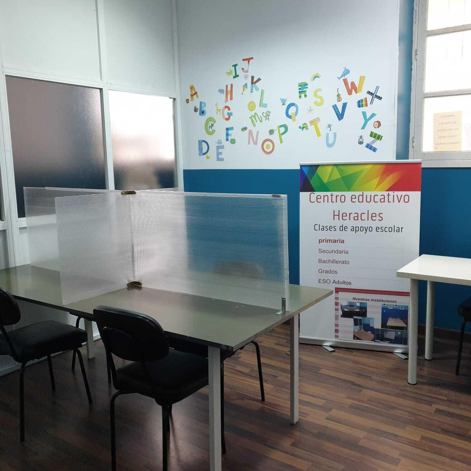Una de las aulas del centro Heracles pr eparada con mamparas para separar a los alumnos.