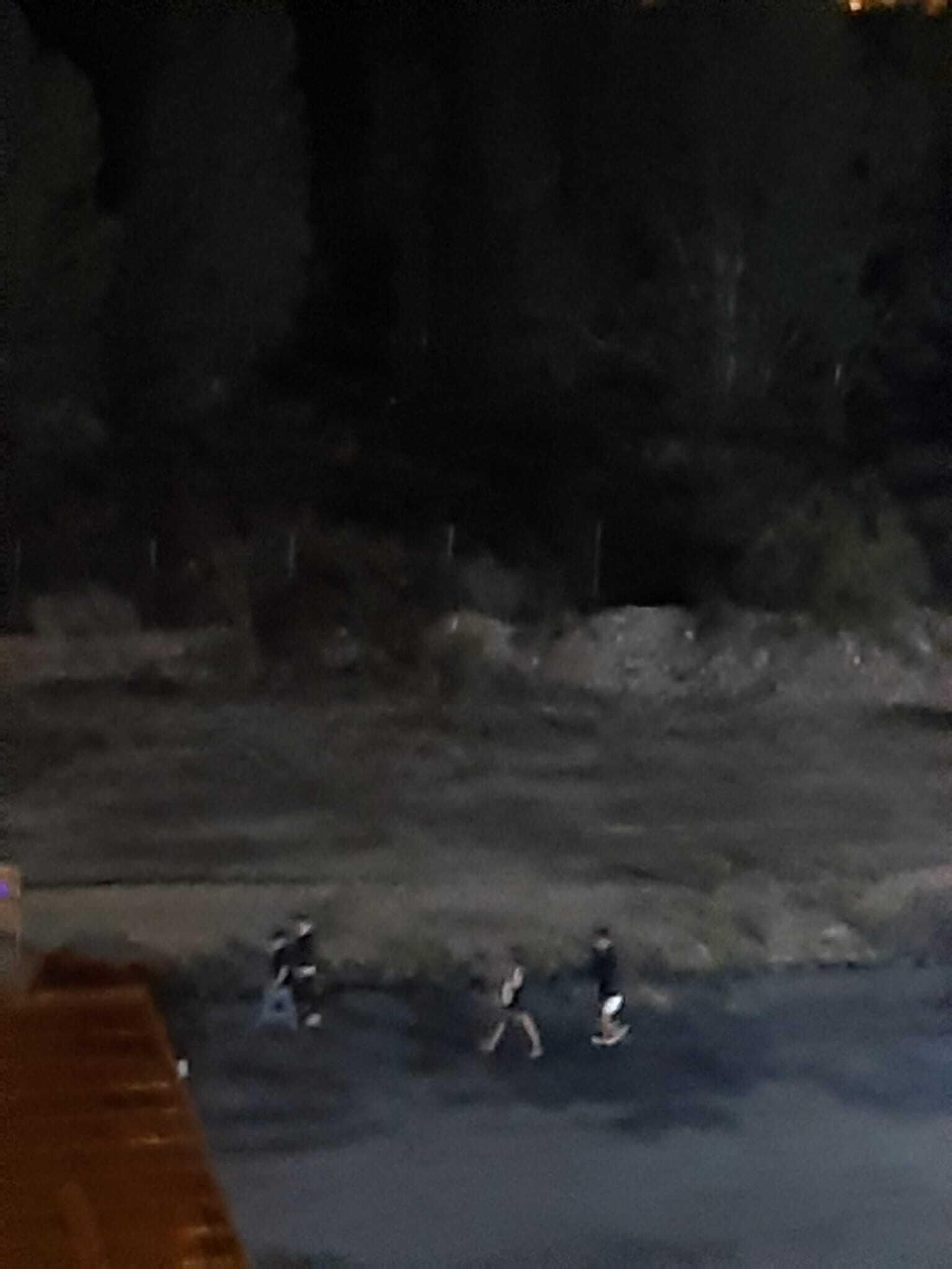 Chavales se dirigen a la zona del botellón.