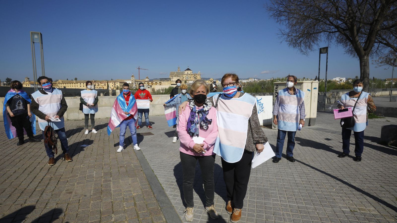 África Rodríguez, abuela de Paula, junto a Carmen Cevallos de la plataforma Todes Transformando.