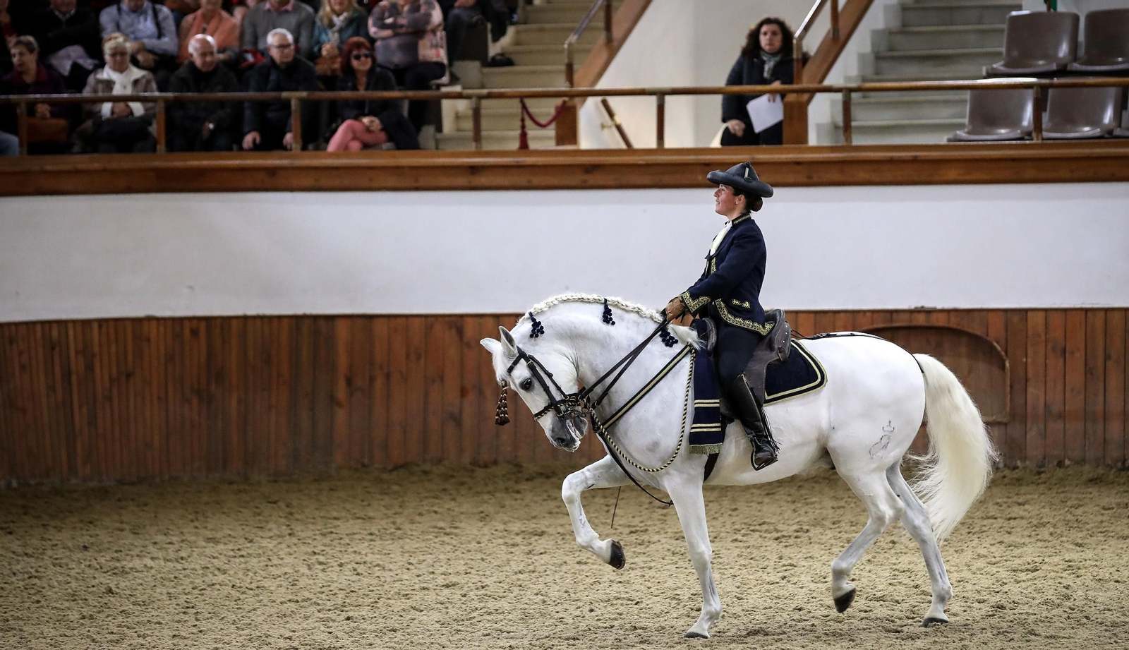 Belén Bautista jinete de la Real Escuela es galardonada con el Caballo de Oro 2022 en Jerez