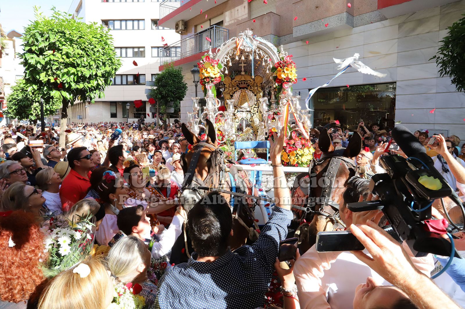 Imágenes  de Emigrantes y el gran ambiente que le ha acompañado en su salida. Rocío 2019