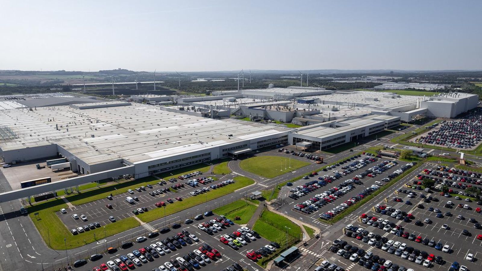 Entre las instalaciones con las que cuenta el centro de producción EV36Zero están parques eólicos y fotovoltaicos que generan la energía que éste requiere.