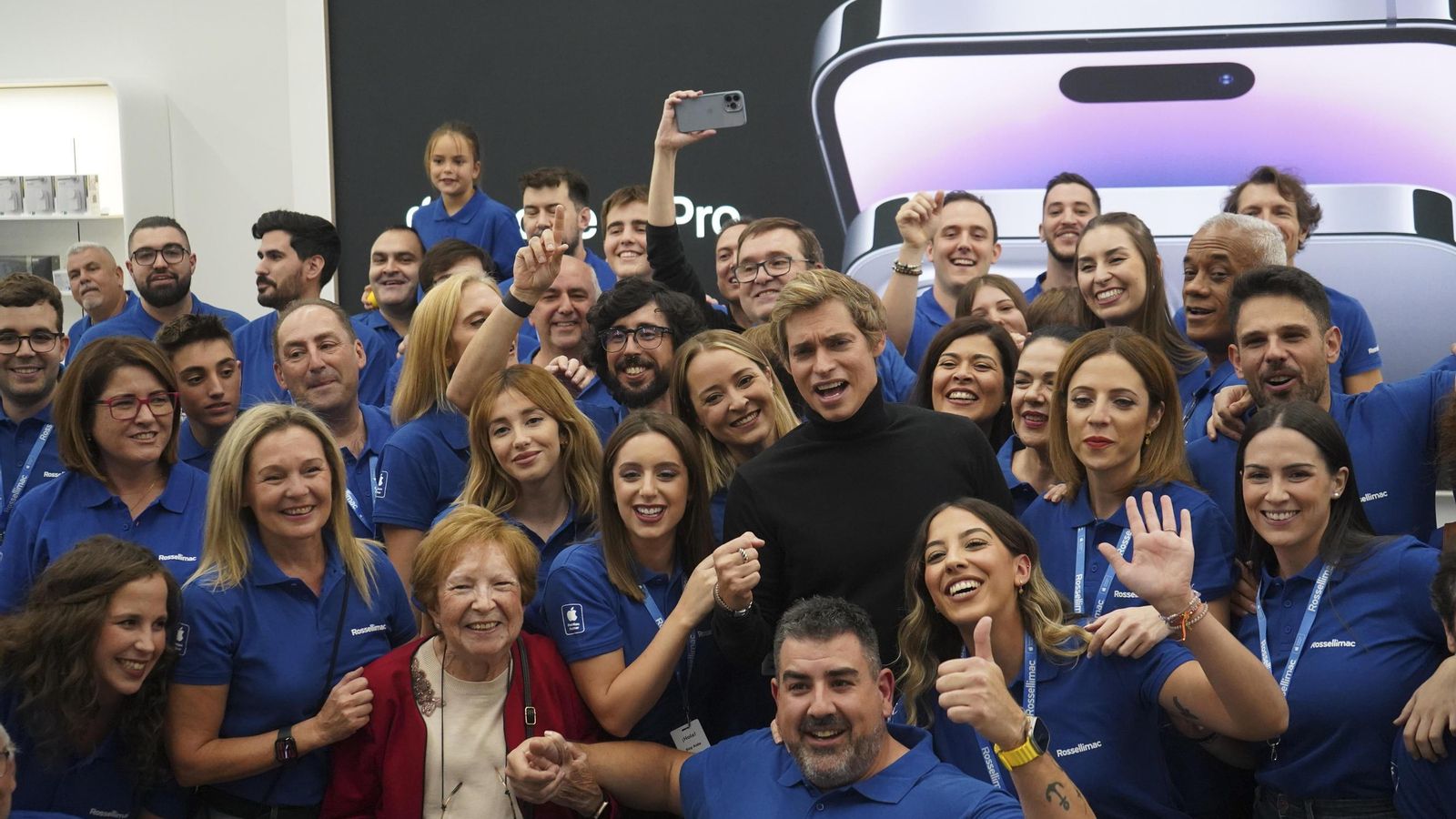 Carlos Baute con todo el equipo de Rossellimac momentos posteriores de la apertura.