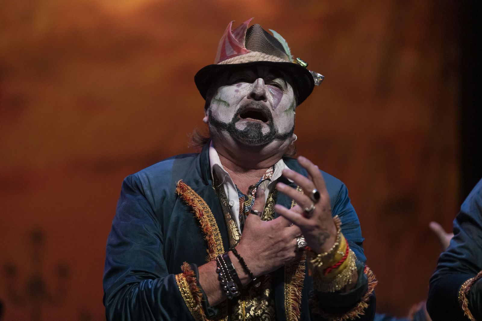 Imágenes de la actuación de la comparsa de ‘El teatro’ Dos Hermanas en el Carnaval Colombino