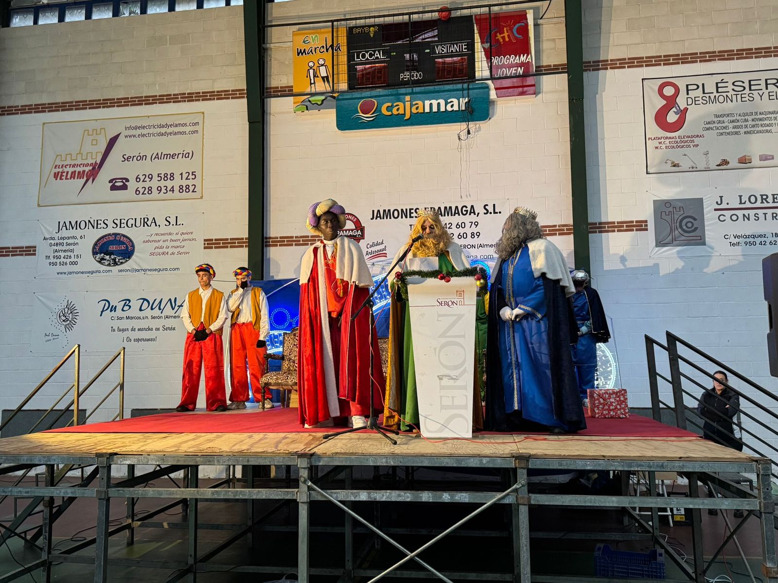 Serón disfruta de la llegada de los Reyes Magos en el Pabellón Municipal y en la residencia de mayores
