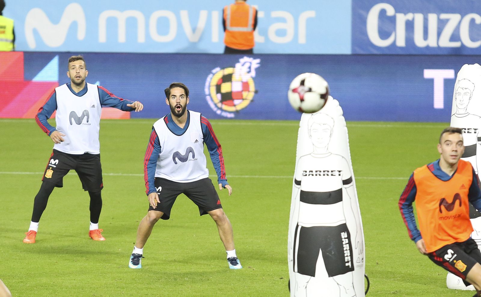 Jordi Alba, Isco Alarcón e Iago Aspas, durante el entrenamiento de ayer.