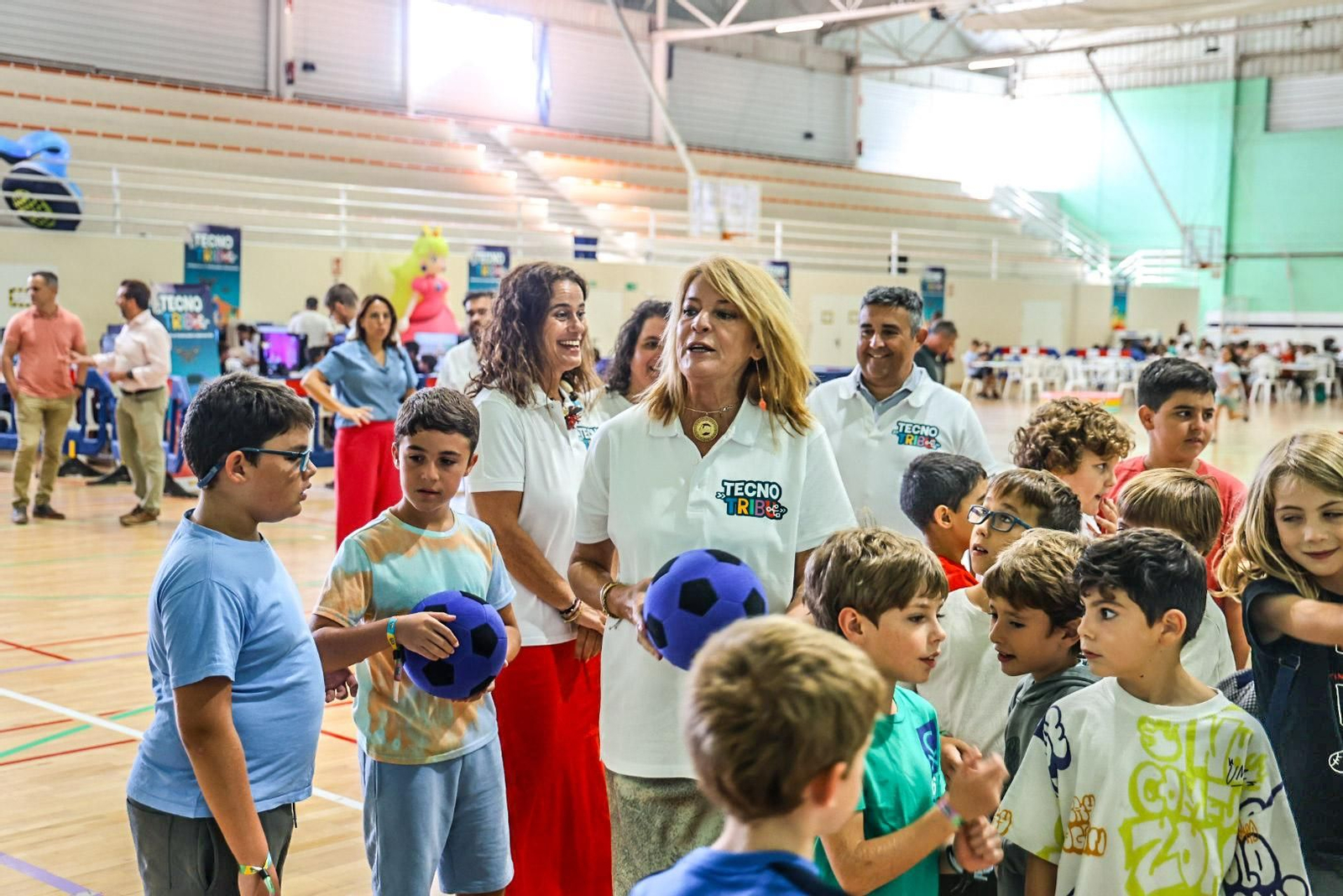 Imágenes del primer campamento Tecnotribu, en el Polideportivo Municipal Diego Lobato