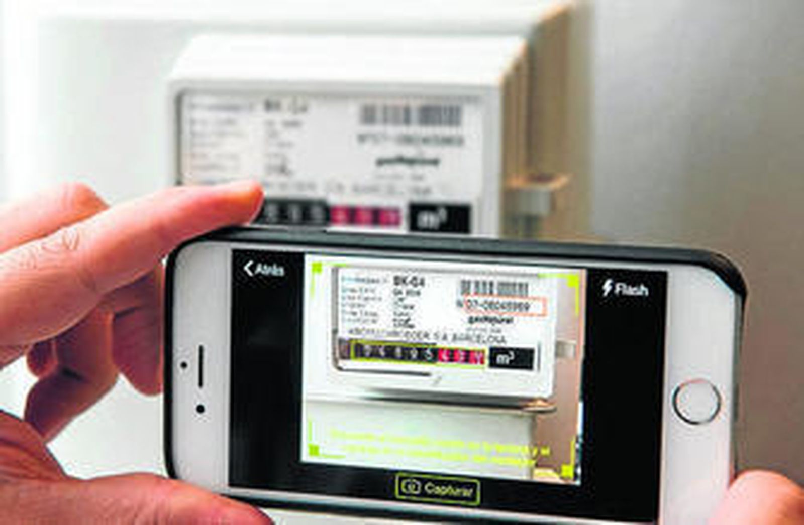 Un cliente hace la lectura de su contador con la aplicación de Gas Natural.