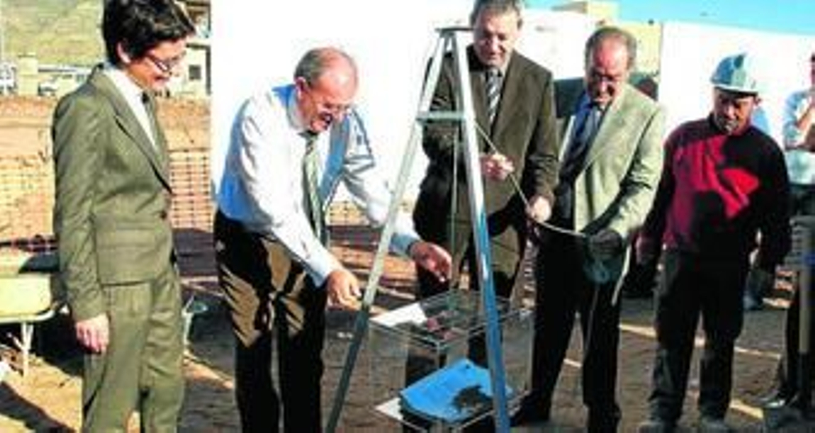 El consejero de Educación asiste a la puesta de la primera piedra del Ceip de La Puebla.