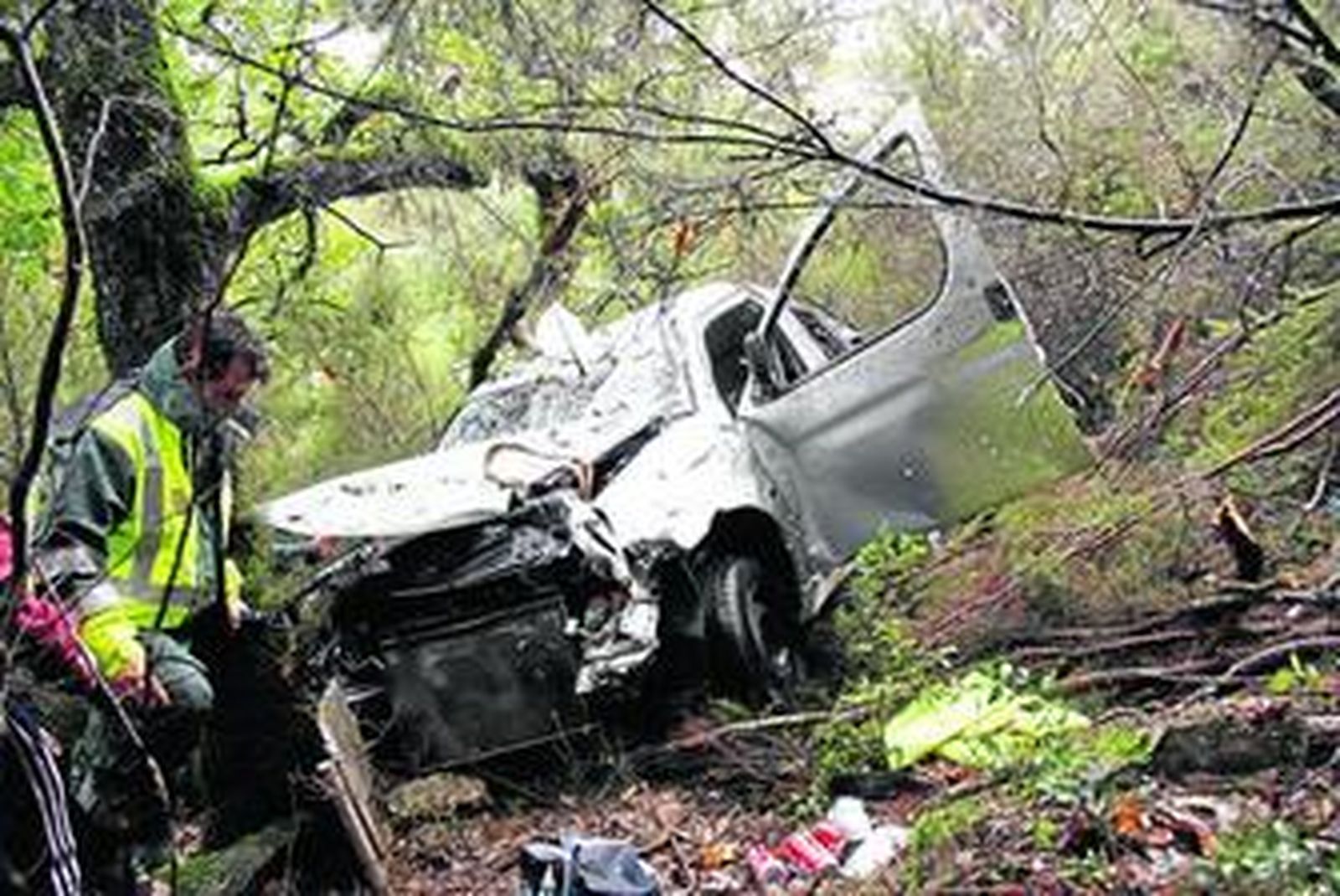 Estado en el que quedó el vehículo después de caer por un barranco a la altura de Gaucín, ayer.