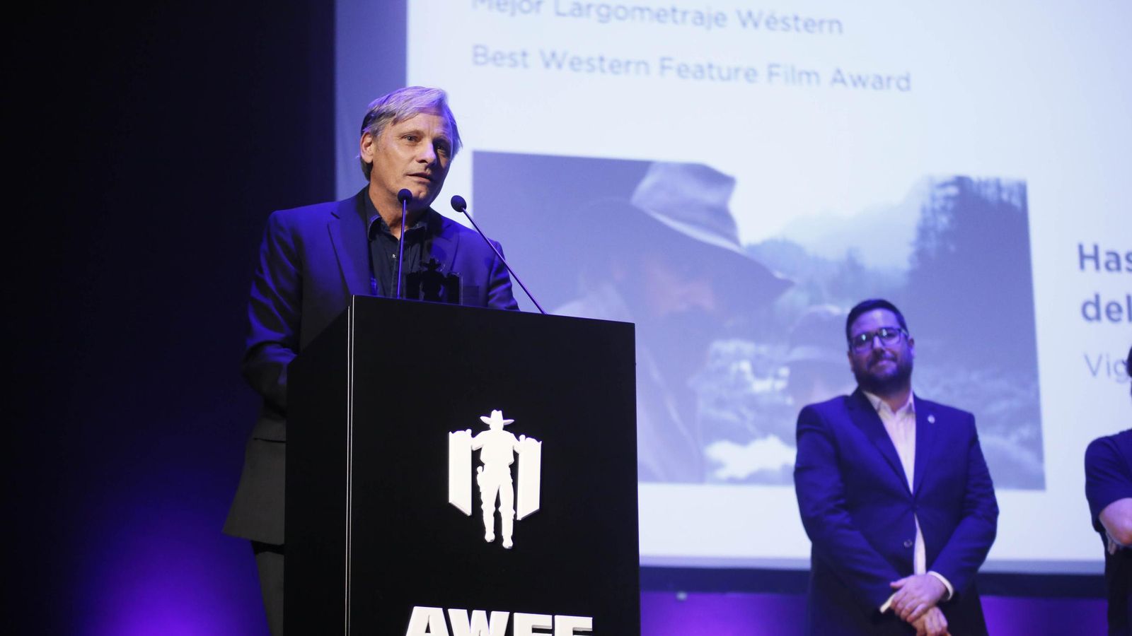 Viggo Mortensen con su premio en presencia de José Díaz.