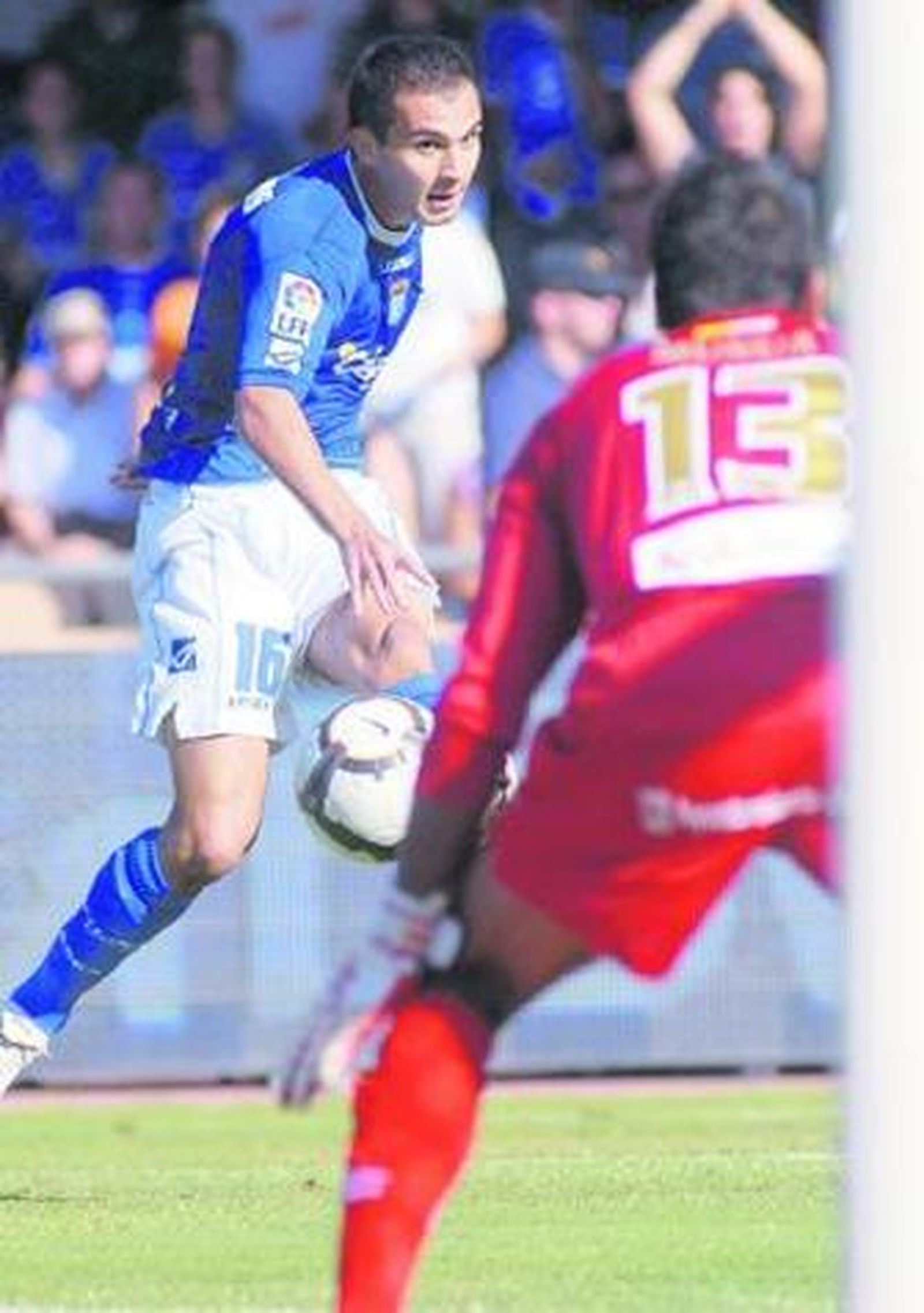 Armenteros remata a la portería defendida por Munúa.