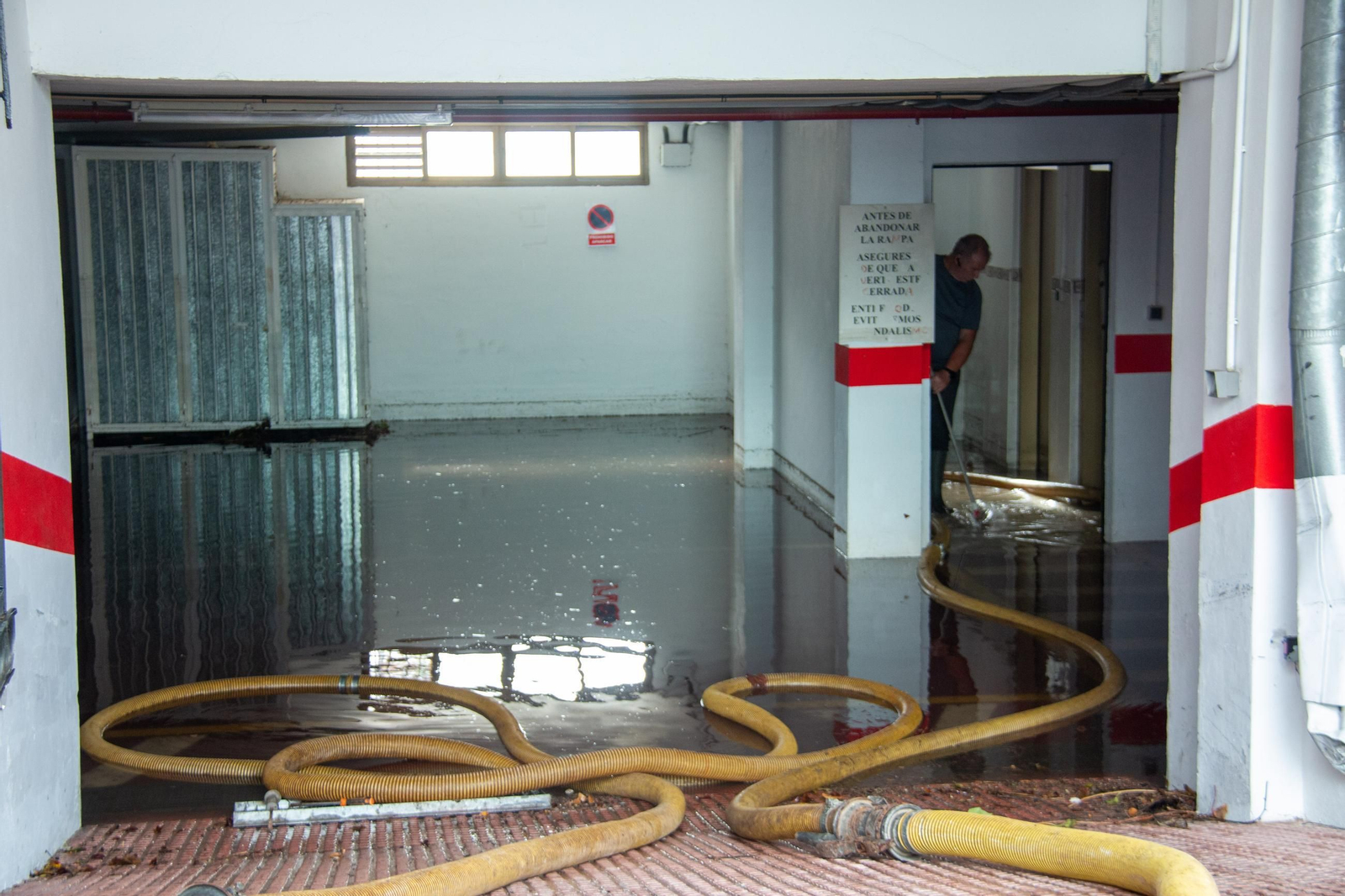 Trabajan en sacar el agua de la cochera