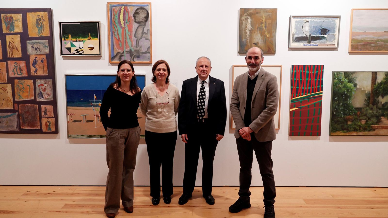 Los galeristas posan con Luis Méndez, este martes, en la inauguración de la muestra en el Cicus.
