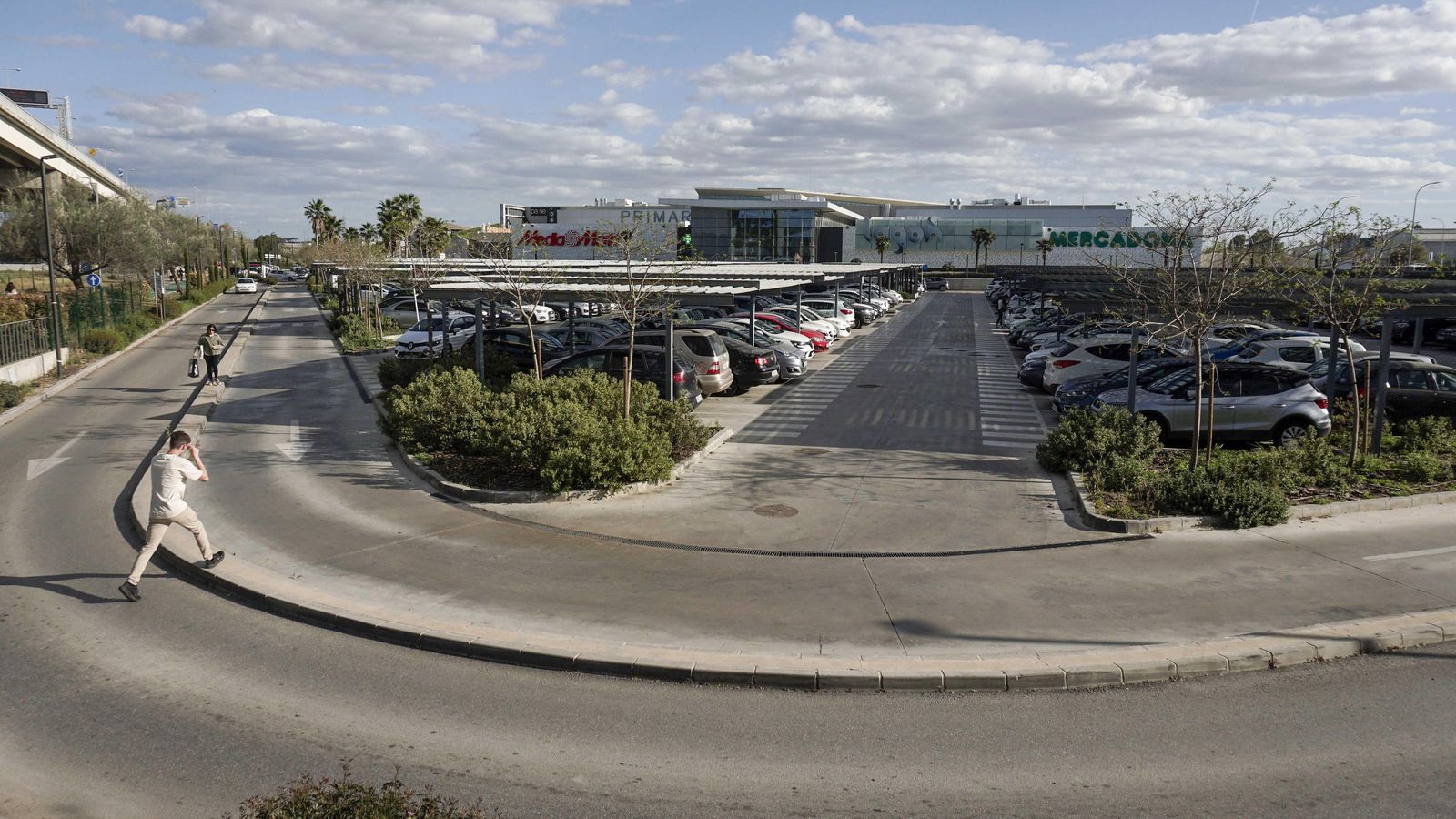 Vista del aparcamiento más cercano al puente del Centenario.