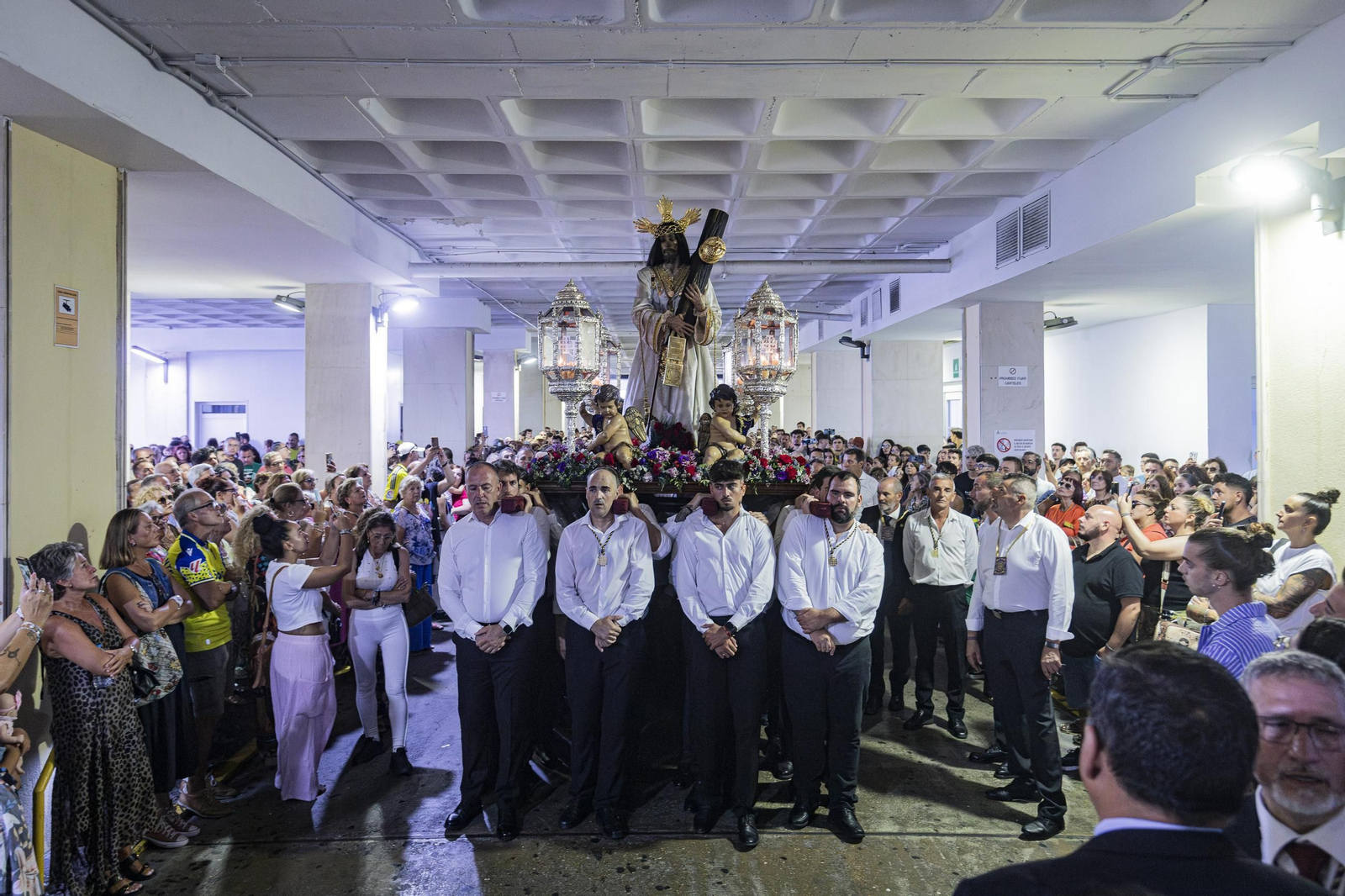 Las imágenes de la histórica visita del Nazareno de Santa María al hospital Puerta del Mar de Cádiz