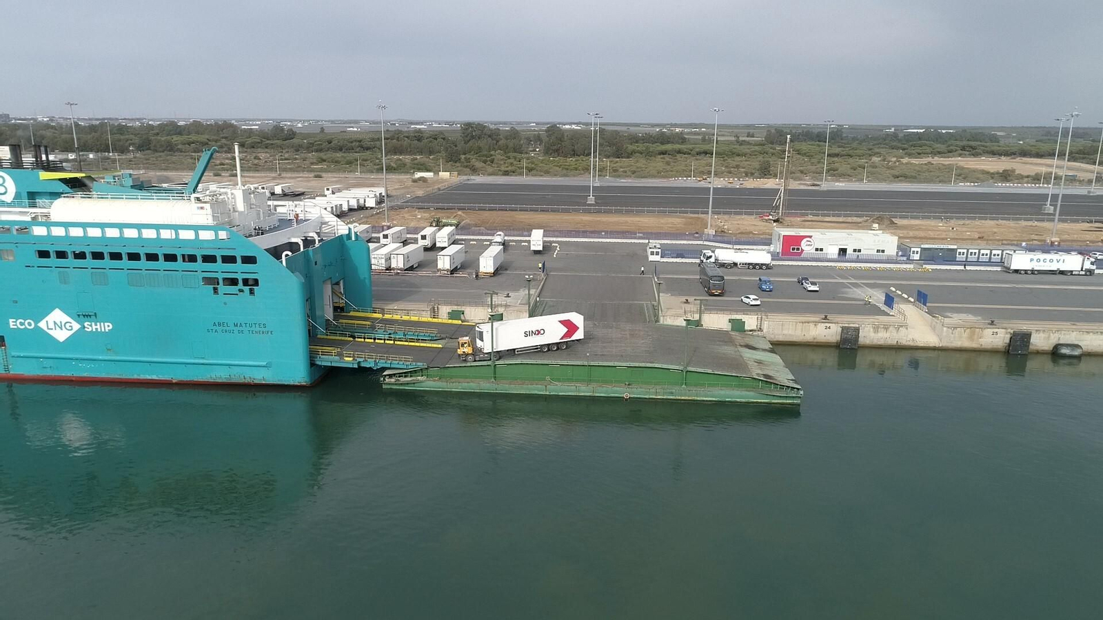 Instalaciones del Muelle Sur del Puerto de Huelva.