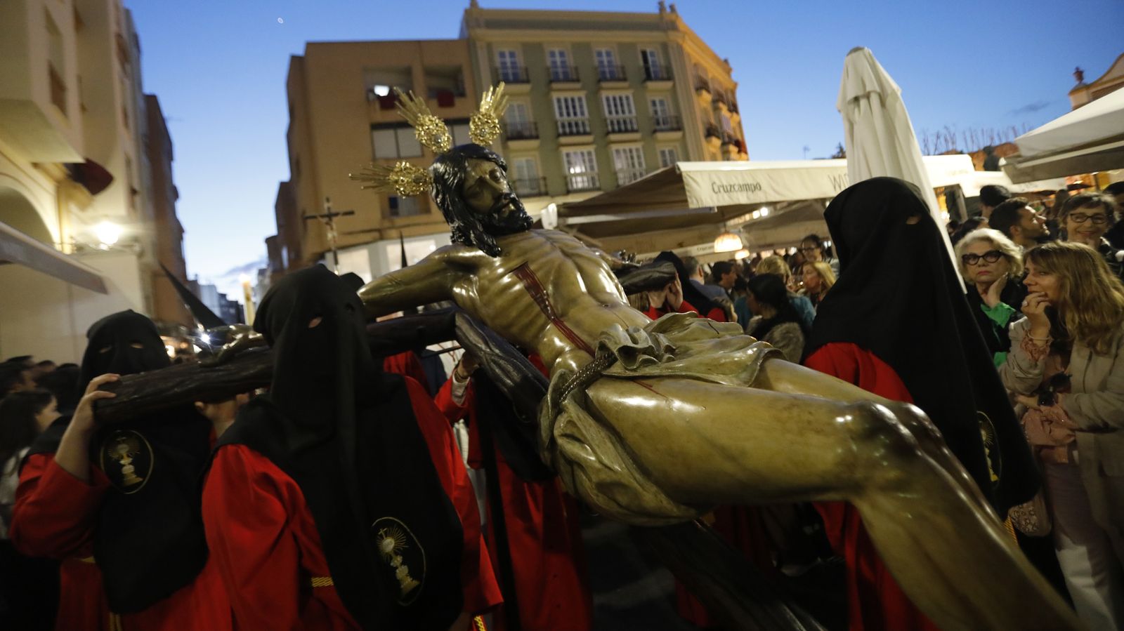 Las fotos del Viernes Santo en la Línea:  Cristo del Mar y Luz y Esperanza Nuestra, Soledad y Santo Entierro, Cristo del Amor y Misericordia y Amargura