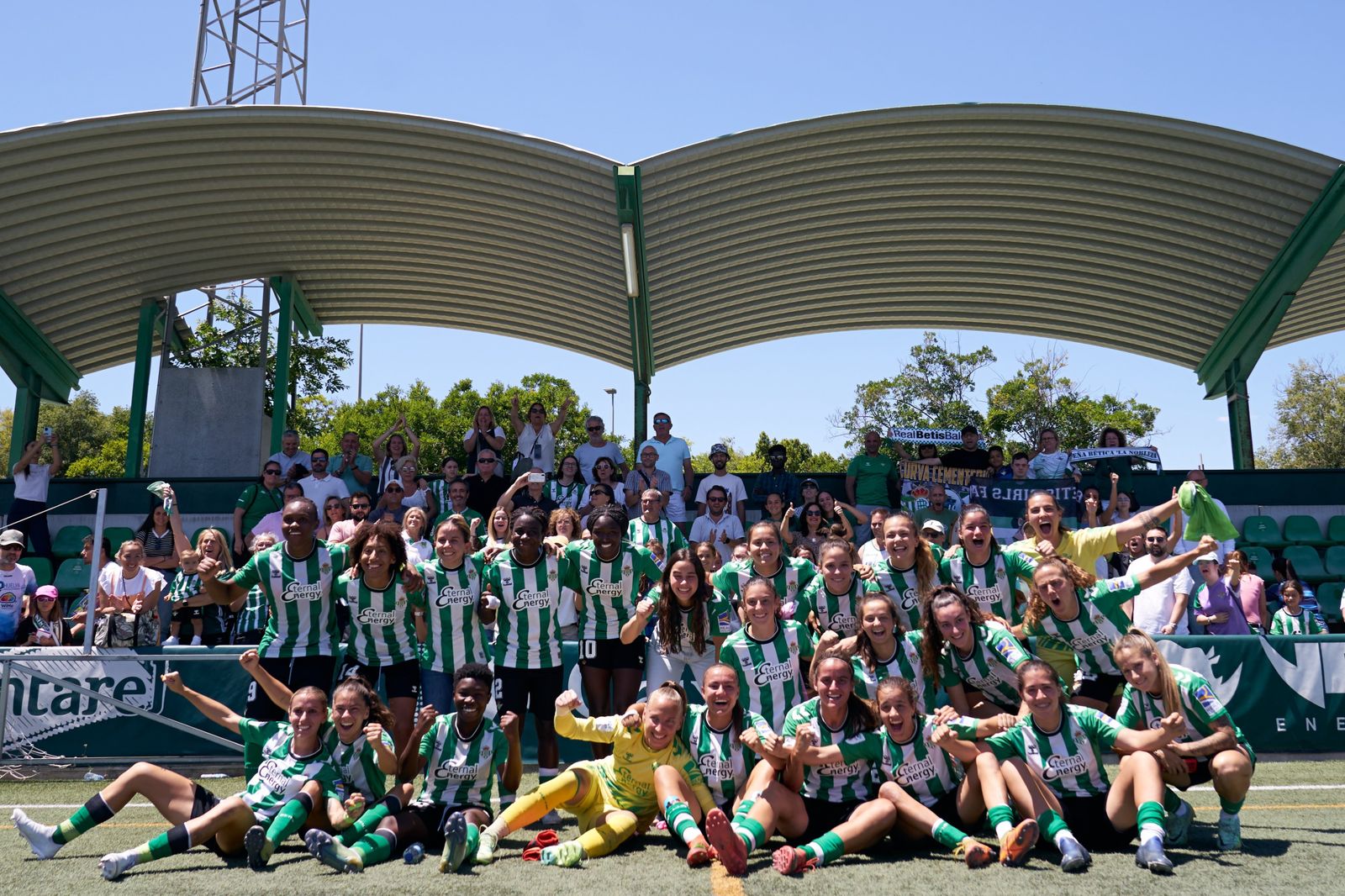 Las jugadoras del Betis celebran la permanencia en Primera División.